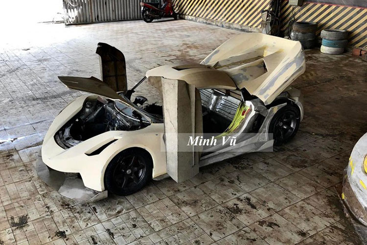 Dù vậy, những người thợ tại đây cũng bị "bầm dập" với các đường cong trên xe Koenigsegg Jesko, tạo hình mới lại phần đầu cũng như đuôi xe, mui xe dốc về phía sau đúng chất của mẫu xe Koenigsegg Jesko nguyên mẫu được mang đi giới thiệu trên toàn thế giới.