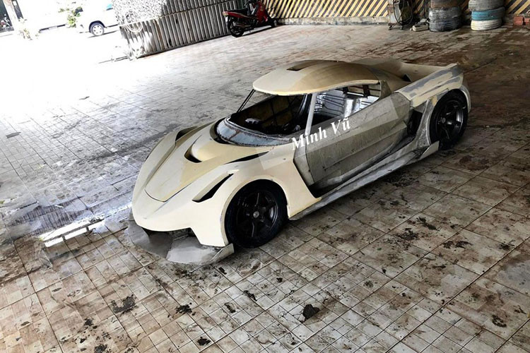 Những hình ảnh được chia sẻ cho thấy, chiếc xe Koenigsegg Jesko hàng nhái đang trong quá trình độ nhưng cũng gần như lộ diện thiết kế từ mui xe dốc về sau, tạo hình đèn pha, cản trước/sau và điểm nhấn có lẽ người ta chờ đợi nhiều nhất chính là cửa cắt kéo dạng trượt về phía trước rất đặc trưng của hãng xe Koenigsegg cũng đã dần lộ diện.