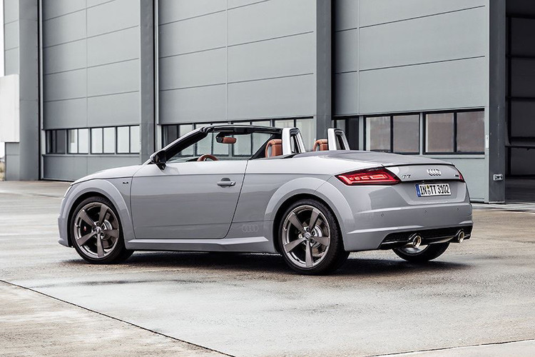 Dù được ra mắt chính thức vào năm 1998, tuy nhiên phải tới năm 1999 mẫu xe Audi TT phiên bản coupe mới chính thức được bán ra, nối tiếp là sự xuất hiện của phiên bản mui trần trong tháng 8 cùng năm. Chính vì vậy, 2019 chính là dịp kỷ niệm 20 năm TT có mặt trên thị trường.