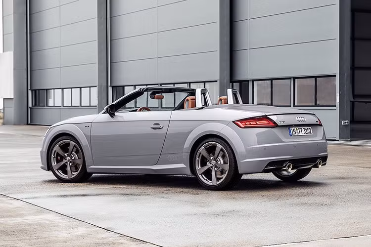 Dù được ra mắt chính thức vào năm 1998, tuy nhiên phải tới năm 1999 mẫu xe Audi TT phiên bản coupe mới chính thức được bán ra, nối tiếp là sự xuất hiện của phiên bản mui trần trong tháng 8 cùng năm. Chính vì vậy, 2019 chính là dịp kỷ niệm 20 năm TT có mặt trên thị trường.