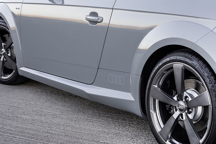 Để chào mừng dịp đặc biệt này, hãng xe sang Audi đã vừa công bố phiên bản đặc biệt của TT với tên gọi 20th Anniversary Edition. Được bán với cả 2 kiểu thân xe là coupe và mui trần, Audi TT 20th Anniversary Edition lấy cảm hứng từ chiếc concept TTS đầu tiên được ra mắt vào năm 1995.