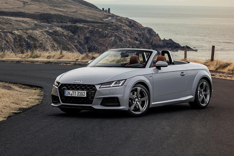 Ở bên ngoài, mỗi chiếc Audi TT phiên bản đặc biệt 20th Anniversary đặc biệt mới này sẽ được sơn màu xám ngọc Aviator Grey hoặc Nimbus Grey ánh kim (chỉ có tại thị trường Mỹ).