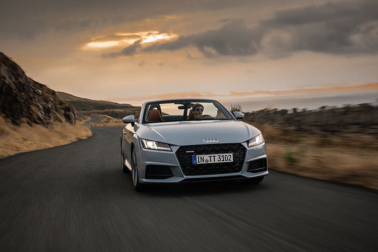Tại thị trường Mỹ, mức giá xe Audi TT 20th Anniversary Edition Coupe và Roadster lần lượt được công bố là từ 52.900 và 56.800 USD (tương đương 1,227 và 1,317 tỷ đồng).