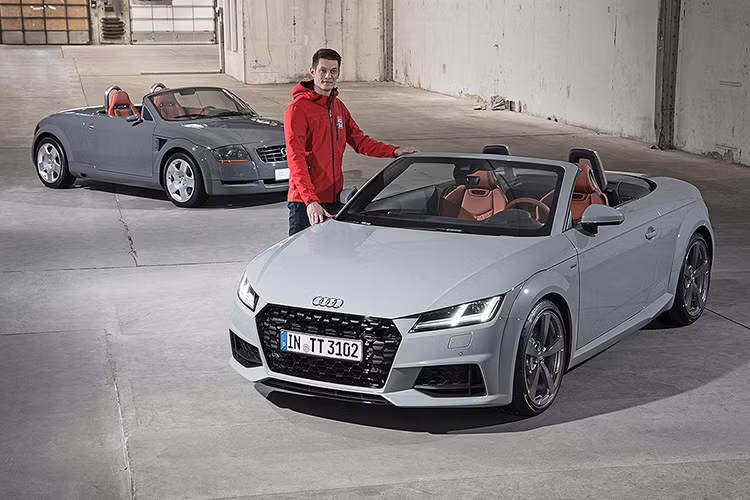 Kèm theo những chi tiết thân xe là viền trang trí tối màu, mâm 19 inch đặc biệt, ống xả bằng thép không rỉ với miệng loe dạng kèn trumpet và đèn hậu OLED từ bản TT RS. Những logo đặc biệt "20 Years of TT sẽ được đính trên dè trước và bên trong cabin.