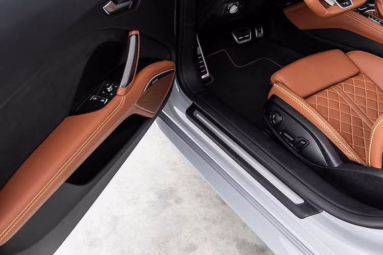 Về nội thất, mọi chiếc xe thể thao Audi TT 20th Anniversary Edition đều có cabin bọc da Nappa màu nâu Moccasin Brown, với các đường chỉ chần màu vàng gợi nhớ về mẫu xe ý tưởng TTS từ 24 năm trước.
