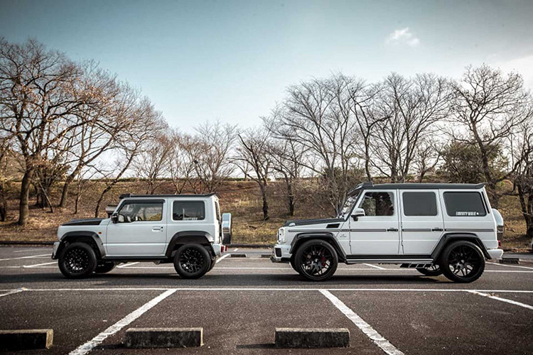 Sở dĩ Liberty Walk chọn Suzuki Jimny độ Mercedes G-Class bởi nguyên bản chiếc xe này đã có ngoại hình khá tương đồng với “Ông vua địa hình”. Mặc dù nỏ hơn vè kích thước, nhưng nếu nhìn lướt qua chiếc xe giá rẻ nhà Suzuki bạn sẽ khó lòng nhận ra nó lại là chiếc Jimny.