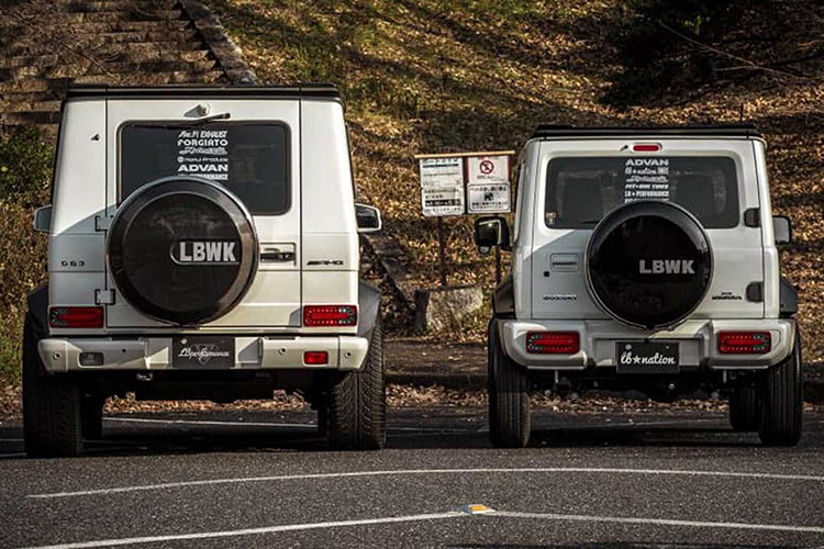 Liberty Walk đã thay toàn bộ phần bodykit cũng như mặt ca-lăng của Jimny từ các đường nét bo tròn thành vuông vức đặc trưng của G-Class.