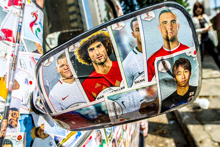 Những miếng dán hình các cầu thủ này được Panini bán ra thị trường từ năm 1961. Kể từ đó đến nay, mỗi kỳ World Cup diễn ra, công ty Panini đều tung ra thị trường hàng trăm ngàn bộ miếng dán in hình cầu thủ để phục vụ các tín đồ đam mê bóng đá. 