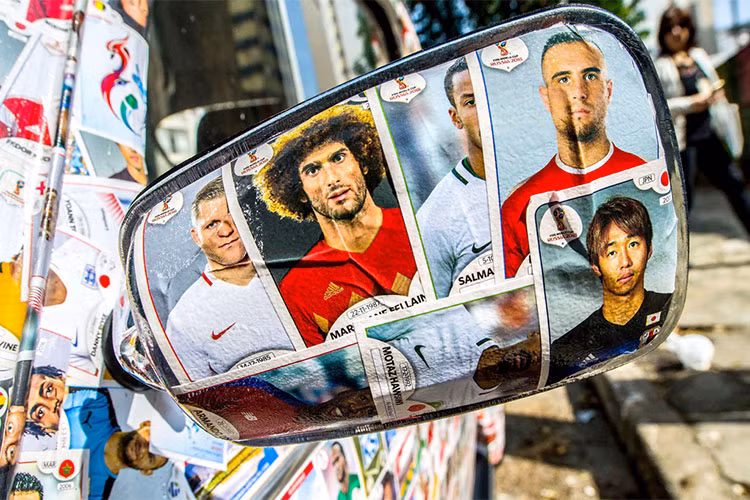 Những miếng dán hình các cầu thủ này được Panini bán ra thị trường từ năm 1961. Kể từ đó đến nay, mỗi kỳ World Cup diễn ra, công ty Panini đều tung ra thị trường hàng trăm ngàn bộ miếng dán in hình cầu thủ để phục vụ các tín đồ đam mê bóng đá. 