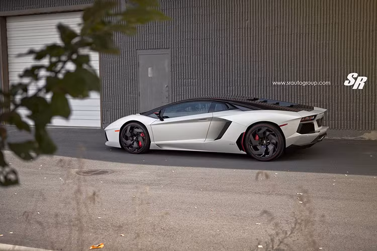 Lamborghini Aventador Pirelli là một phiên bản đặc biệt được làm ra cuối năm 2014 để kỷ niệm sự hợp tác giữa Lamborghini và hãng lốp này.