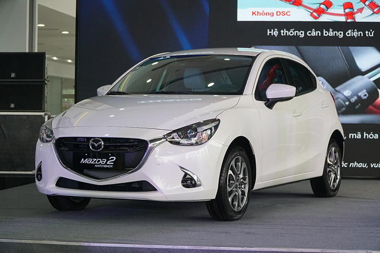Theo bảng thông số, mẫu xe Mazda2 2018 tại Việt Nam sẽ được chia thành 4 bản trang bị là Sky, Neo (cấu hình sedan), Maxx và Style (cấu hình hatchback). Ở cấu hình sedan, Mazda2 2018 có kích thước là chiều dài 4.320 mm, rộng 1.695 mm, cao 1.470 mm và chiều dài cơ sở 2.570 mm.