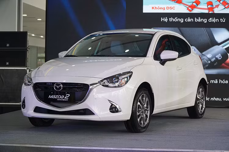Theo bảng thông số, mẫu xe Mazda2 2018 tại Việt Nam sẽ được chia thành 4 bản trang bị là Sky, Neo (cấu hình sedan), Maxx và Style (cấu hình hatchback). Ở cấu hình sedan, Mazda2 2018 có kích thước là chiều dài 4.320 mm, rộng 1.695 mm, cao 1.470 mm và chiều dài cơ sở 2.570 mm.
