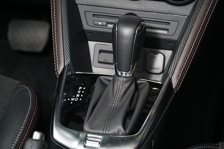 Cụ thể, Mazda2 mới sẽ được phân phối với 7 phiên bản, bao gồm 3 phiên bản sedan và 4 phiên bản hatchback. Trong đó, Mazda2 Sedan 2018 sẽ có phiên bản tiêu chuẩn với giá 507 triệu đồng, Premium với giá 559 triệu đồng và Premium màu đỏ Soul Red Crystal có giá 567 triệu đồng.