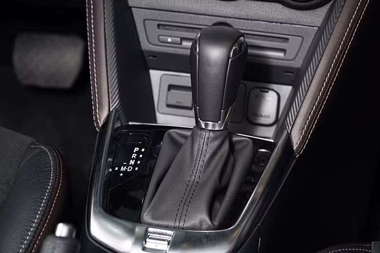 Cụ thể, Mazda2 mới sẽ được phân phối với 7 phiên bản, bao gồm 3 phiên bản sedan và 4 phiên bản hatchback. Trong đó, Mazda2 Sedan 2018 sẽ có phiên bản tiêu chuẩn với giá 507 triệu đồng, Premium với giá 559 triệu đồng và Premium màu đỏ Soul Red Crystal có giá 567 triệu đồng.