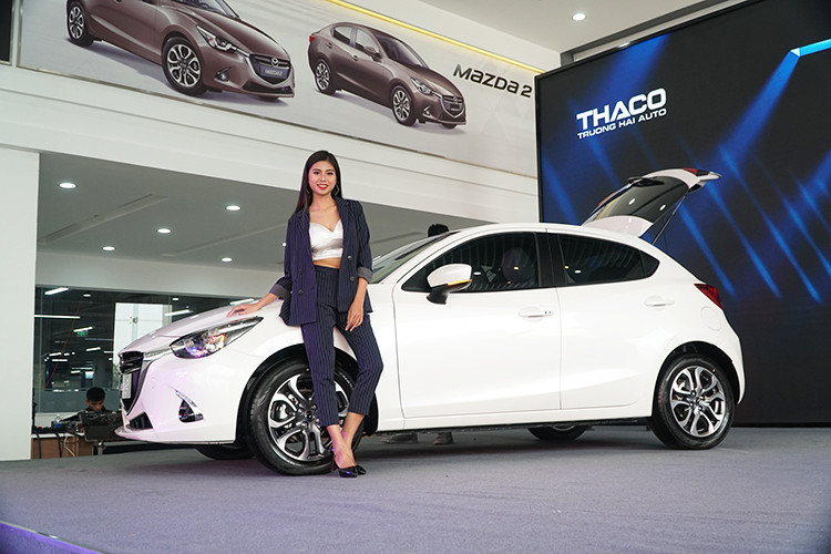 Về mặt thiết kế ngoại thất, Mazda2 mới không có quá nhiều thay đổi so với thế hệ trước nhưng lại được bổ sung thêm một số điểm nhấn như hệ thống chiếu sáng full-LED, đèn định vị ban ngày dạng LED, đèn sương mù dạng bi LED... Ngoài ra, việc bổ sung tới 9 màu sơn cho dòng xe Mazda2 cũng giúp cho khách hàng Việt có thêm nhiều sự lựa chọn.