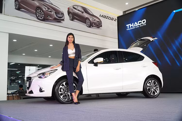 Về mặt thiết kế ngoại thất, Mazda2 mới không có quá nhiều thay đổi so với thế hệ trước nhưng lại được bổ sung thêm một số điểm nhấn như hệ thống chiếu sáng full-LED, đèn định vị ban ngày dạng LED, đèn sương mù dạng bi LED... Ngoài ra, việc bổ sung tới 9 màu sơn cho dòng xe Mazda2 cũng giúp cho khách hàng Việt có thêm nhiều sự lựa chọn.