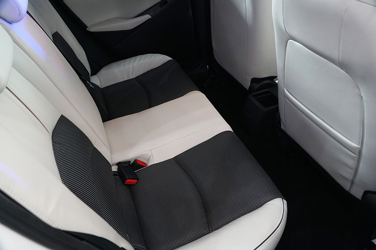 Mazda2 2018 vẫn sử dụng động cơ SkyActiv dung tích 1.5L có khả năng sản sinh công suất tối đa 109 mã lực tại vòng tua 6.000 vòng/phút và mô-men xoắn cực đại 141 Nm tại vòng tua 4.000 vòng/phút. Xe cũng được trang bị hộp số tự động 6 cấp mới cùng chế độ lái Sport hứa hẹn mang lại sự phấn khích hơn nhưng vẫn giữ được sự êm ái, mượt mà.