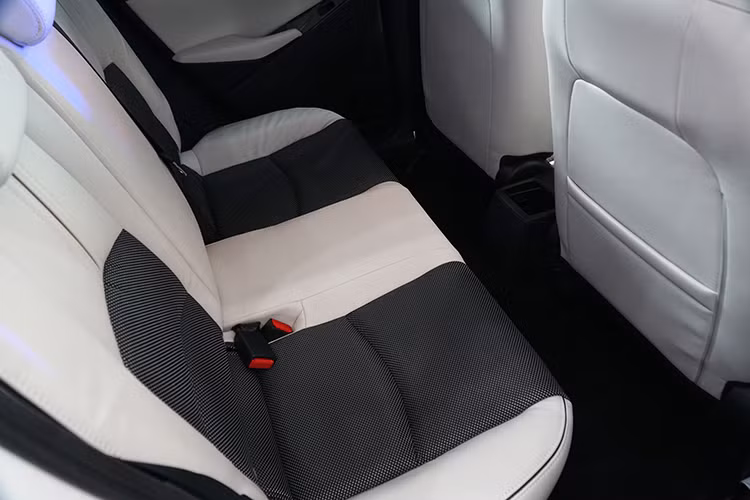 Mazda2 2018 vẫn sử dụng động cơ SkyActiv dung tích 1.5L có khả năng sản sinh công suất tối đa 109 mã lực tại vòng tua 6.000 vòng/phút và mô-men xoắn cực đại 141 Nm tại vòng tua 4.000 vòng/phút. Xe cũng được trang bị hộp số tự động 6 cấp mới cùng chế độ lái Sport hứa hẹn mang lại sự phấn khích hơn nhưng vẫn giữ được sự êm ái, mượt mà.