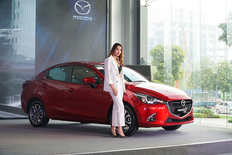 Tiếp đến là Mazda2 Hatchback 2018 với phiên bản tiêu chuẩn có giá 589 triệu đồng, phiên bản màu đỏ Soul Red Crystal có giá 597 triệu đồng, SE với màu nội thất sáng có giá 599 triệu đồng và SE màu đỏ Soul Red Crystal có giá 607 triệu đồng.