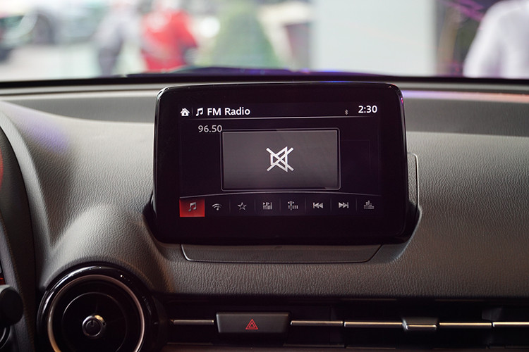 Trong phiên bản mới này, Mazda2 được nhập khẩu từ Thái Lan vè Việt Nam cũng đã được nâng cấp mạnh mẽ ở các tính năng an toàn và cảm giác lái có công nghệ G-Vectoring Control (GVC) tương tự các đàn anh trong gia đình Mazda cùng 6 túi khí thay vì chỉ 2 túi khí như trước đây.