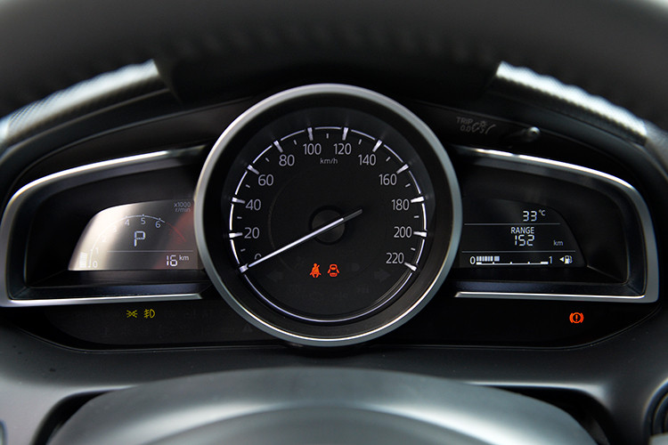 Ngoài ra, Mazda2 2018 vẫn nổi bật với các trang bị như hệ thống chống bó cứng phanh ABS, hệ thống phân phối lực phanh điện tử EBD, hệ thống cân bằng điện tử DSC, hệ thống chống trượt TCS, hệ thống hỗ trợ khởi hành ngang dốc HLA, cảm biến lùi, camera lùi...