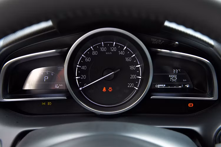 Ngoài ra, Mazda2 2018 vẫn nổi bật với các trang bị như hệ thống chống bó cứng phanh ABS, hệ thống phân phối lực phanh điện tử EBD, hệ thống cân bằng điện tử DSC, hệ thống chống trượt TCS, hệ thống hỗ trợ khởi hành ngang dốc HLA, cảm biến lùi, camera lùi...