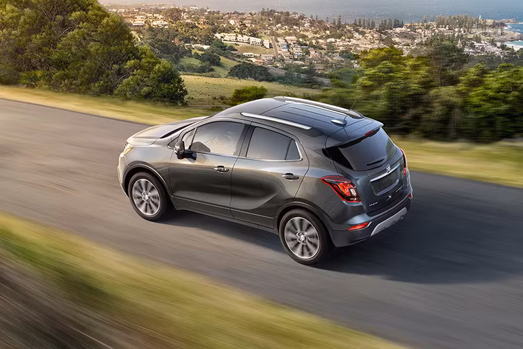 Xe được trang bị động cơ tăng áp 4 xi lanh với dung tích 2 lít, sản sinh công suất 252 mã lực, mô-men xoắn 353 Nm. Mức tiêu thụ nhiên liệu khoảng 9,05 lít/100 km khi di chuyển trên đường kết hợp, 10,23 lít/100 km với đường nội thành, 7,84 lít/100 km với đường cao tốc. Giá khởi điểm của Buick Encore là 25.565 USD (khoảng 586 triệu đồng).