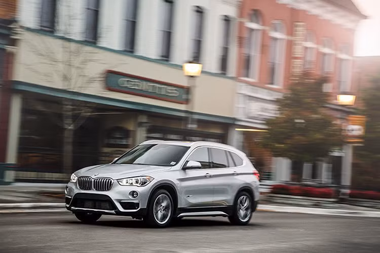 Đứng đầu trong số xe ôtô SUV giá rẻ tầm trung là mẫu BMW X1 xDrive28i. Xe có sự cải tiến mạnh mẽ về hiệu suất cũng như khả năng tăng tốc. Nó được trang bị động I4 với dung tích 2 lít, sản sinh công suất tối da 228 mã lực và mô-men xoắn cực đại 258 Nm.