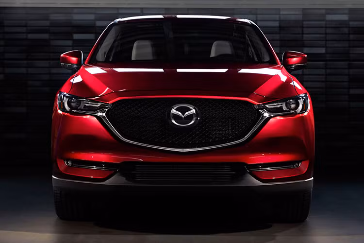 Thêm một mẫu xe mang thương hiệu Mazda là CX-5. Mẫu xe này mang lại trải nghiệm lái xe hấp dẫn, động cơ tiết kiệm nhiên liệu và chỗ ngồi thoải mái, rộng rãi. CX-5 sử dụng động cơ xăng Skyactive-G 4 xi lanh 2 lít, sản sinh công suất 155 mã lực, mô-men xoắn 203 Nm. Giá khởi điểm của xe 24.445 USD (khoảng 560 triệu đồng).