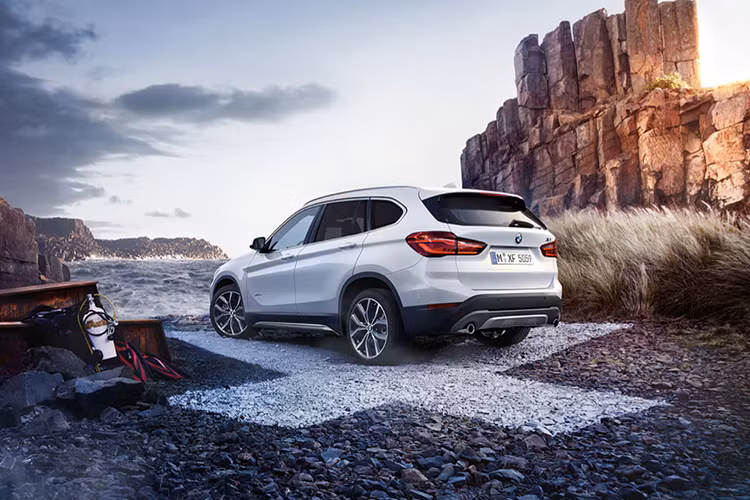 Kết hợp với hộp số tự động 8 cấp tiêu chuẩn cho phép BMW xDrive28i tăng tốc từ 0-97 km/h trong 6,3 giây - BMW X1 xDrive28i cho mức tiêu thụ nhiên liệu của BMW X1 xDrive28i là 9,05 lít/100 km đối với chu trình kết hợp, 10,69 lít/100 km với đường nội thành và 7,35 lít/100km với đường cao tốc. Xe có giá 34.800 USD (tương đương 798 triệu đồng).