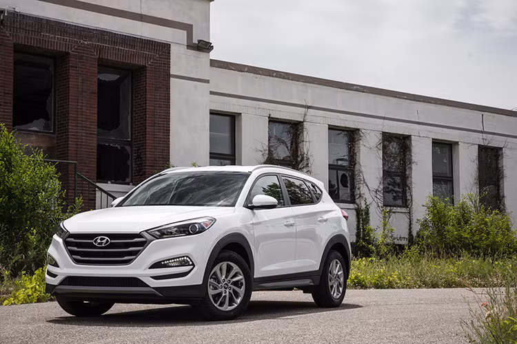 Với công nghệ hiện đại và hiệu suất động cơ turbo tăng áp, Hyundai Tucson nâng cấp là mô hình đáng mong đợi trong phân khúc SUV nhỏ gọn. Phiên bản SE AWD trang bị động cơ 4 xi lanh 2 lít. Ngoài ra, Tucson còn có phiên bản Eco AWD với động cơ 1,6 lít turbo tăng áp. Hyundai Tucson có giá khởi điểm từ 24.100 USD (khoảng 552 triệu đồng).