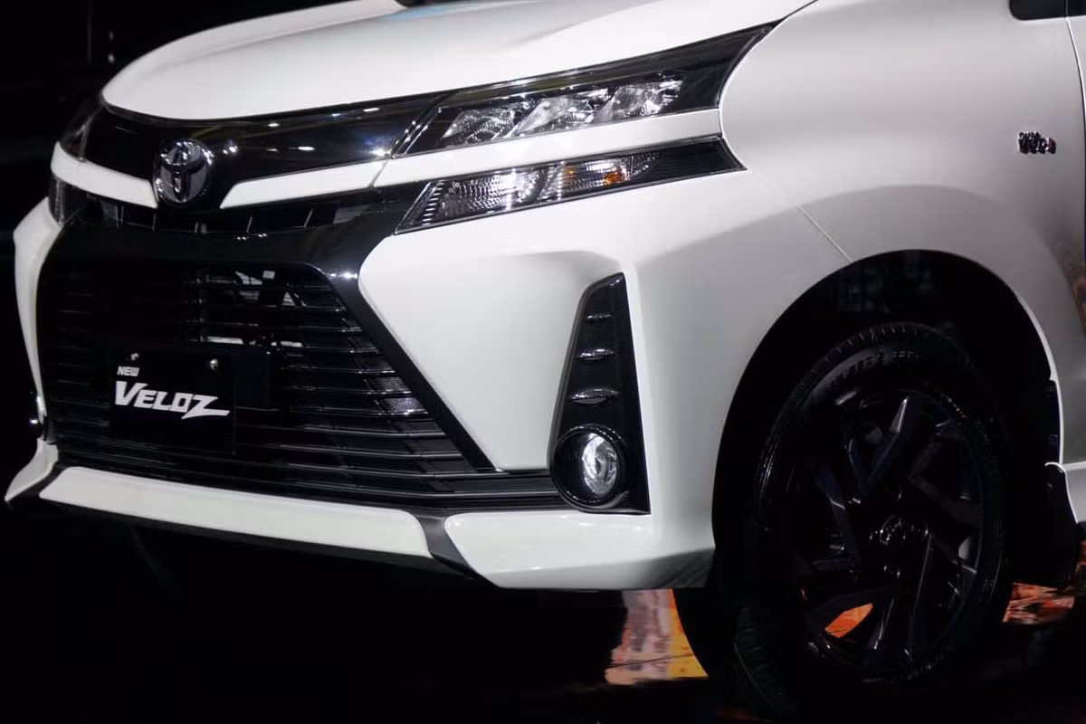 Nằm hai bên lưới tản nhiệt là cụm đèn pha LED mới. Cụm đèn pha này được chia đôi thành 2 tầng, tương tự trang bị của mẫu MPV hạng sang Toyota Vellfire 2018. Tương tự đầu xe, phần đuôi xe của Toyota Avanza 2019 cũng được nâng cấp thiết kế nhờ cửa cốp cải tiến và cụm đèn hậu mở rộng, nối với nhau bằng một thanh mạ crôm sáng bóng.