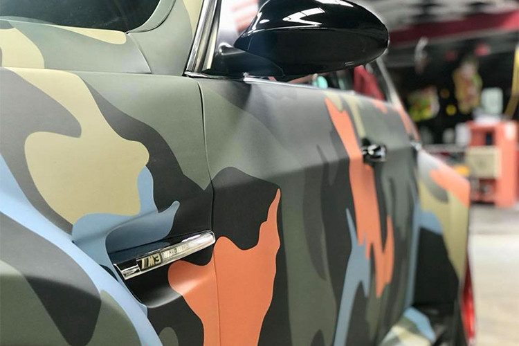 Lưới tản nhiệt của chiếc BMW 3-Series rằn ri này được sơn đen bóng với 3 nan ngoài cùng 3 màu sắc gợi nhớ đến màu của logo BMW M GmbH.