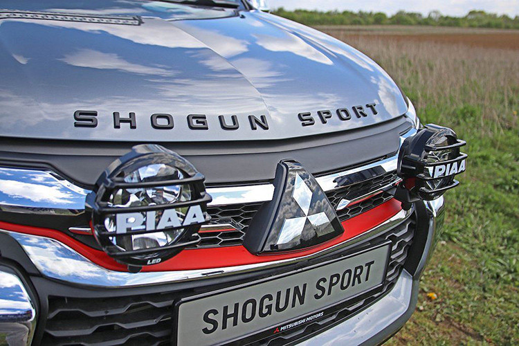 Động cơ được trang bị trên mẫu xe này nối với hộp số tự động 8 cấp và hệ thống dẫn dộng 4 bánh Super Select với khóa vi sai ở giữa và phía sau. Cùng với hệ thống hỗ trợ đổ đèo và chế độ offroad chuyên dụng, chiếc xe có thể dễ dàng vượt qua các địa hình khó khăn.