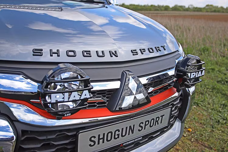 Động cơ được trang bị trên mẫu xe này nối với hộp số tự động 8 cấp và hệ thống dẫn dộng 4 bánh Super Select với khóa vi sai ở giữa và phía sau. Cùng với hệ thống hỗ trợ đổ đèo và chế độ offroad chuyên dụng, chiếc xe có thể dễ dàng vượt qua các địa hình khó khăn.