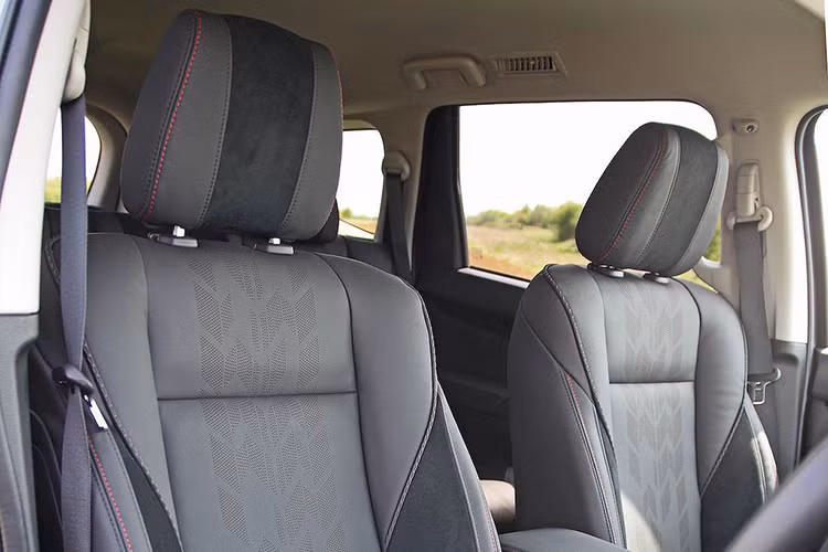 Bên trong nội thất, Mitsubishi đã bọc cabin của mẫu xe Shogun Sport SVP concept với da kết hợp nhung. Đặc biệt trên mỗi lưng và mặt ghế, da bọc đã được đục lỗ thông hơi với vân mô phỏng gai lốp độc đáo.