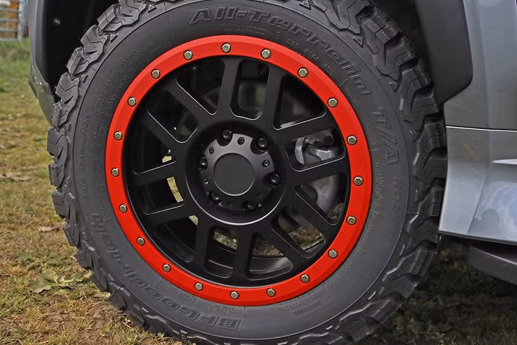 Ngoài phuộc của xe cũng đã được hãng xe ôtô Mitsubishi đôn cao, mẫu xe ý tưởng này còn có bộ mâm 18 inch với vòng khóa chống tuột lốp (beadlock) bên ngoài và những chiếc lốp gai BF Goodrich bản lớn.