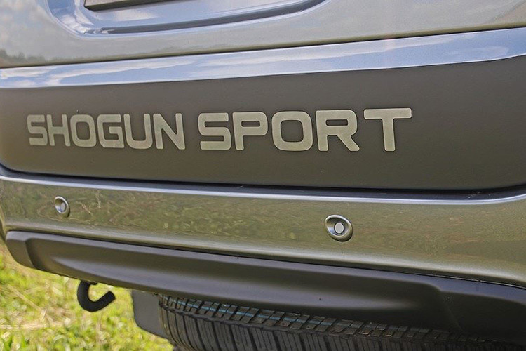 Trên phiên bản Shogun Sport SVP concept mới này, hiệu năng địa hình của chiếc xe còn trở nên ấn tượng hơn nữa khi Mitsubishi đã phối hợp cùng hãng giảm xóc Koni và xưởng độ Walkinshaw Performance để nâng cấp hệ thống treo cho xe.