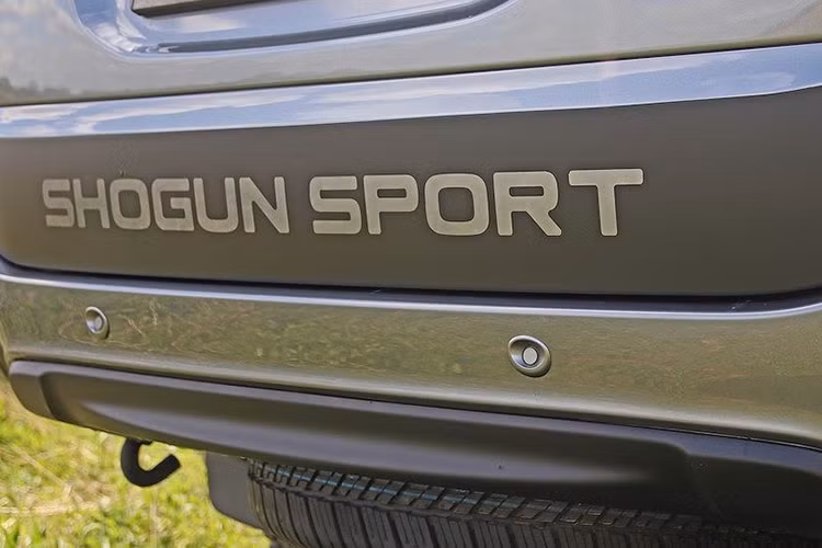 Trên phiên bản Shogun Sport SVP concept mới này, hiệu năng địa hình của chiếc xe còn trở nên ấn tượng hơn nữa khi Mitsubishi đã phối hợp cùng hãng giảm xóc Koni và xưởng độ Walkinshaw Performance để nâng cấp hệ thống treo cho xe.