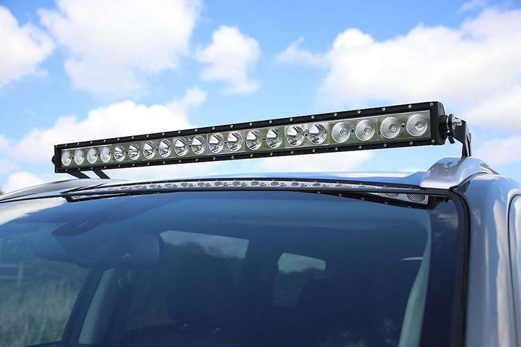 Các đèn chiếu sáng tăng cường trên phía giá nóc, nẹp ốp nới rộng vòm bánh, bậc lên xuống và decal trang trí đặc biệt hoàn thiện ngoại thất xe.