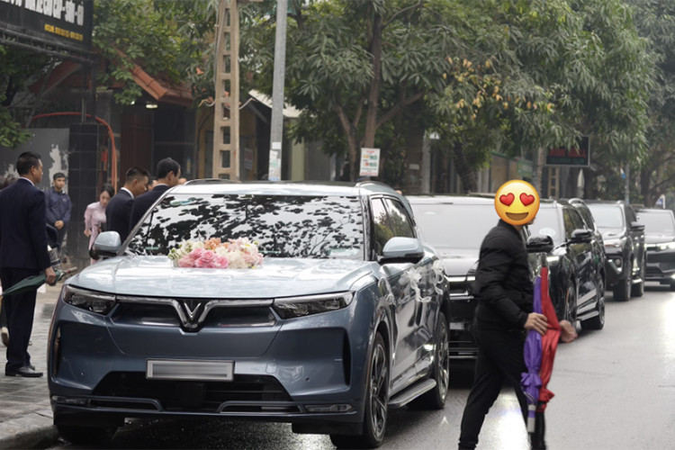 Một trong những điểm nhấn đặc biệt tại đám hỏi là dàn xe VinFast xuất hiện đón dâu nổi bật. Các mẫu xe SUV điện như VinFast VF9 và VF8 rước dâu, gây thu hút sự chú ý của nhiều người.