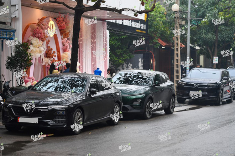 Hình ảnh đoàn xe điện Vinfast tại đám hỏi Phạm Nhật Minh Hoàng lăn bánh trên đường phố không chỉ thể hiện phong cách đẳng cấp mà còn là minh chứng cho cam kết của gia đình tỷ phú Phạm Nhật Vượng với dòng xe điện xanh – một biểu tượng của tương lai bền vững.