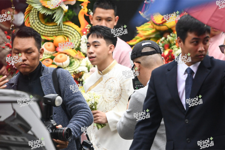 Buổi lễ diễn ra trong không gian được chuẩn bị công phu, với màu sắc chủ đạo là hồng và trắng, tượng trưng cho sự thanh lịch và lãng mạn. Gia đình Á hậu đã dựng rạp và trang trí khu vực rộng 300m2, biến tầng một ngôi nhà thành nơi đón tiếp khách mời theo phong cách trang nhã, ấm cúng. 