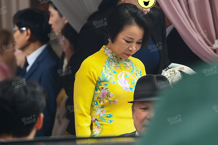 Trước khi tổ chức hôn lễ, Phương Nhi gần như "ở ẩn" khỏi làng giải trí, tập trung hoàn toàn vào việc học. Quyết định này được cô chia sẻ vào tháng 4/2024, khi bước sang tuổi 22. Cuộc sống kín tiếng của nàng hậu trong suốt một năm qua càng làm tăng thêm sự tò mò về cuộc sống cá nhân và hôn nhân của cô.