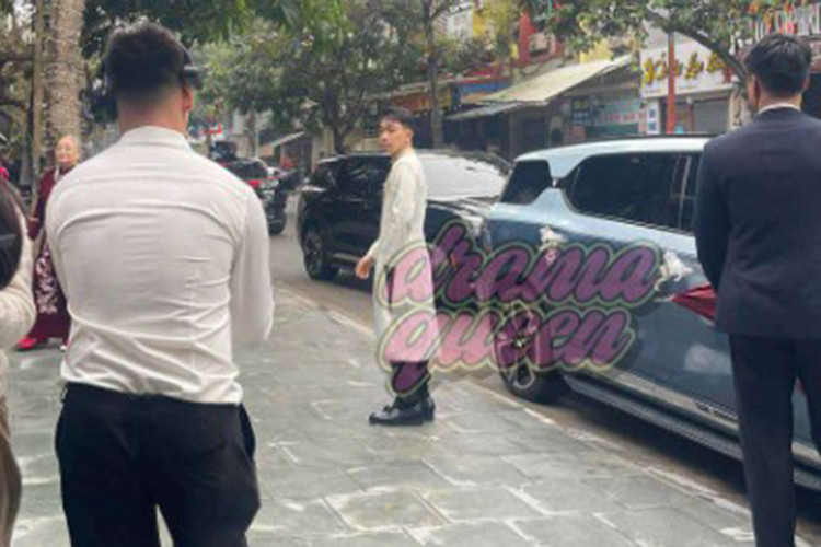 Phạm Nhật Minh Hoàng, chồng của Á hậu Phương Nhi, là một doanh nhân trẻ tuổi đầy tiềm năng. Anh lớn hơn cô dâu hai tuổi và cả hai đã có thời gian dài hẹn hò kín tiếng trước khi quyết định tiến tới hôn nhân. Trong giai đoạn yêu nhau, cả hai thường đồng hành tại một số sự kiện nhưng luôn giữ khoảng cách để tránh sự chú ý từ truyền thông.