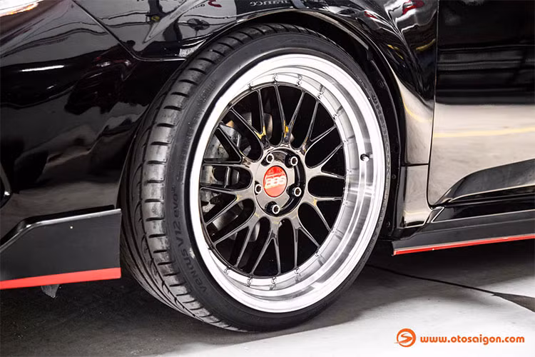 Chưa hết, bộ mâm nguyên bản 17 inch có phần nhàm chán của chiếc xe cũng đã được thay thế sang phong cách mới, kích thước 18 inch của BBS có xuất xứ từ Đức, giúp ngoại hình của Civic thêm phần ấn tượng.