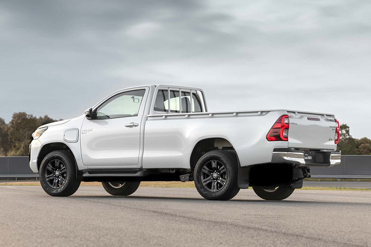 Thông số kỹ thuật của Toyota Hilux 2025 thuần điện chưa được tiết lộ nhưng nhà sản xuất ôtô Nhật Bản trước đó cho biết phạm vi hoạt động chả xe là “khoảng 200 km” mà không nêu rõ chu kỳ thử nghiệm. Nguyên mẫu xe có bộ pin được đặt dưới sàn xe, hệ dẫn động 4x2, thiết lập cabin đơn kết hợp cùng thùng xe có kích thước khá lớn.