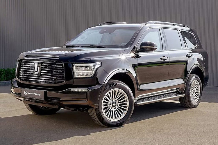 Theo đó, công ty kỹ thuật ArmorGroup của Nga đã phát triển một phiên bản SUV GWM Tank 500 bọc thép chống đạn. “Tấm giáp” có khả năng bảo vệ thân xe, động cơ và cửa sổ của GWM Tank 500 khỏi hỏa lực và các thiết bị nổ nhỏ mà vẫn giữ được thiết kế nguyên bản.