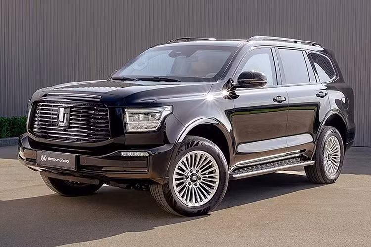 Theo đó, công ty kỹ thuật ArmorGroup của Nga đã phát triển một phiên bản SUV GWM Tank 500 bọc thép chống đạn. “Tấm giáp” có khả năng bảo vệ thân xe, động cơ và cửa sổ của GWM Tank 500 khỏi hỏa lực và các thiết bị nổ nhỏ mà vẫn giữ được thiết kế nguyên bản.