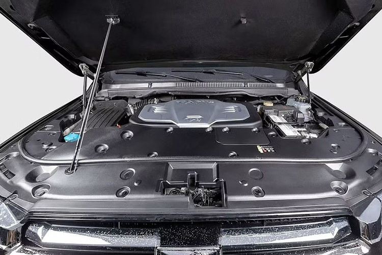 Về truyền động, GWM Tank 500 phiên bản chống đạn dùng động cơ xăng V6 tăng áp kép dung tích 3.0L, cho công suất tối đa 355 mã lực cùng mô-men xoắn cực đại 500 Nm. Theo Drive, GWM Tank 500 có trọng lượng không tải là 2,6 tấn và với lớp giáp bảo vệ bằng thép, xe có thể nặng thêm 1 tấn cho tổng trọng lượng của xe.